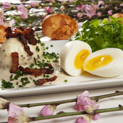 Kogte æg i sennepssauce