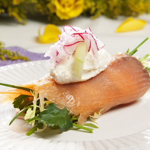 Røget lakseruller med salat og rygeost