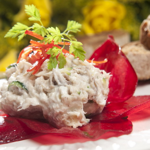 Røget makrel med marinerede rødbeder